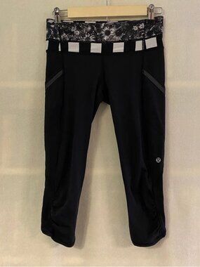 FLAWED Lululemon Run a Marathon Crop II in black stripe Flowabunga floral crops